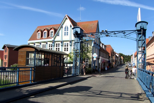 Mit dem Ausflugsschiff über die Seen der Mecklenburgischen Oberseenplatte über das Inselstädtchen Malchow mit seinem Industriedenkmal Drehbrücke und dem Lenzer Krug zum Ackerbürgerstädtchen Plau am See mit Hubbrücke und Hühnerleiter