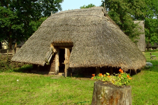 Das rekonstruierte Slawendorf Passentin bringt den Besucher zurück in die Zeit des Mittelalters, als die Slawen nach der Völkerwanderung das Land Mecklenburg besiedelten und sich mit Ackerbau, Viehzucht und kleinem Handwerk den Lebensunterhalt verdienten