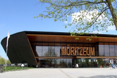 Besuchen Sie das Müritzeum im Land der tausend Seen in seiner imposanten Architektur am Herrensee, dessen Ursprung 1866 mit dem Maltzanschen Naturhistorischen Museums für Mecklenburg begann und im ehemaligen Schulgebäude beheimatet war.