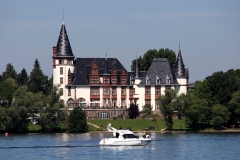 Die Flusskreuzfahrt Schlösser-Route führt Sie zurück auf die Spuren der Adelsgesellschaft Mecklenburg-Strelitz an der Mecklenburgischen Seenplatte, in dessen Schlössern Sie wie einst nächtigen und speisen werden